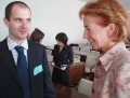 Ředitel české pobočky Amnesty International Zdeněk Rudolský hovoří s Evou Bartoňovou (MŠMT) na setkání Kontakt.