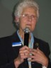 Elspeth Henderson , dosavadni předsedkyně světového výboru, je dojata oceněnímím stříbrnou medailí WAGGGS