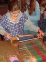 Na malém stolním stávku se mohou děti seznámit s tkalcovským řemeslem – v Textilním muzeu v České Skalici
