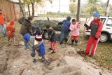 Děti se při práci na zvelebení obce v Dobré Vodě u Toužimi nenechají zahanbit (6. veřejná brigáda 2009)