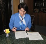 První místopředsedkyně KDU-ČSL Michaela Šojdrová při podpisu 