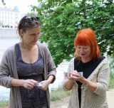 Karolína Puttová s herečkou Bárou Štěpánovou, která si na snímku pročítá svůj příběh určený pro jednu ze 