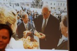 Připomínka historicky prvního česko-německého setkání mládeže v Poličce roku 1996, kdy na ně zavítali tehdejší prezidenti obou zemí Václav Havel a Roman Herzog (snímek z videoprojekce)