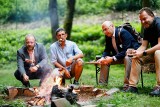 20 let ČRDM - zahradní slavnost na zámečku v Roztokách, „pečeme spolu“ (buřtíky)